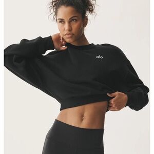 NEW Alo Cropped Accolade Crewneck in Black